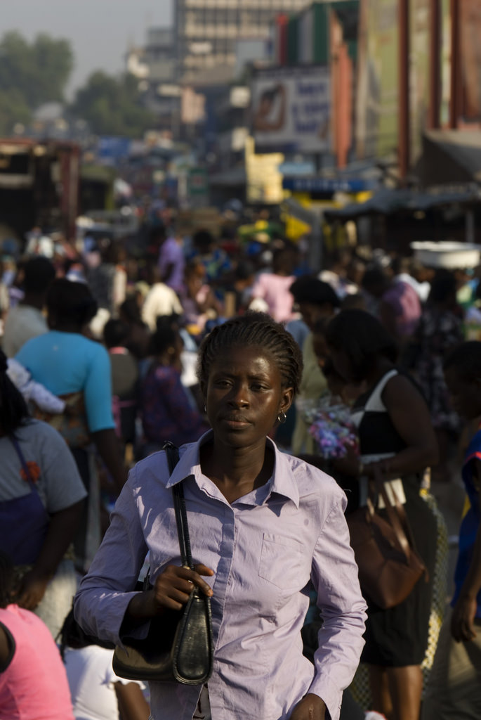 Woman walking in city. Ghana.    Source   : Arne Hoel / World Bank via Flickr