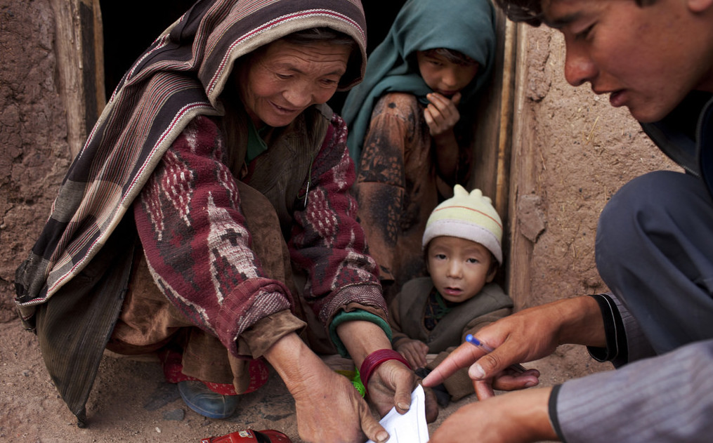 An enumerator collects information from a woman in Afghanistan.    Source   : UNFPA via Flickr